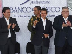 Peña Nieto encabezó la ceremonia por el 90 Aniversario del Banxico, y mostró la moneda conmemorativa del centenario de la Fuerza Aérea. EL INFORMADOR / E. Barrera