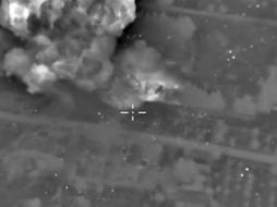 Bombardeo de la aviación rusa contra unas supuestas instalaciones del Estado Islámico (EI) cerca de Aleppo. EFE / Cortesía Ministerio de Defensa ruso