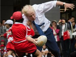 Boris Johnson arrolló a Toki Sekiguchi cuando corría por una cancha de rugby callejero en Tokio. AP / S. Rousseau