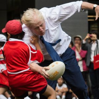 Alcalde de Londres derriba a niño en partido de rugby