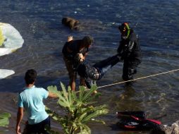 Según las primeras investigaciones, el accidente se produjo por el fuerte oleaje y los vientos que reinaban en la zona. AFP / Especial