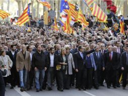 Miles de personas ondeando banderas independentistas catalanes se manifestan en el exterior de la Corte para apoyar a Artur Mas. AP / E. Morenatti