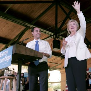 Clinton se compromete con reforma migratoria de ser presidenta