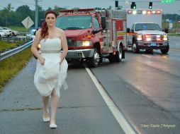 La madre de Ray tomó una foto cuando volvía a su auto bajo la llovizna, alzando su falda para que no rozara el suelo. AP / Marcy Martin Photography