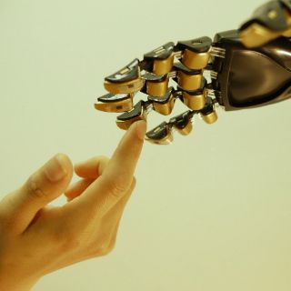 Crean piel artificial para prótesis que podría ayudar a recuperar sensaciones