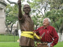 Miguel Miramontes posa junto a la escultura de Gabriel Flores, instalada en la Rotonda en julio de 2005. EL INFORMADOR / ARCHIVO