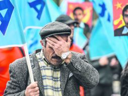Un hombre se lamenta en la ceremonia fúnebre de Serdar Ben, por las víctimas de los bombardeos gemelos en Ankara. AFP /