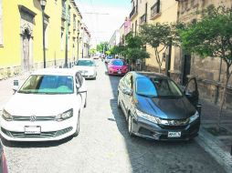 A pesar de que está prohibido, automovilistas continúan estacionándose en estos espacios exclusivos para peatones. EL INFORMADOR / A. García
