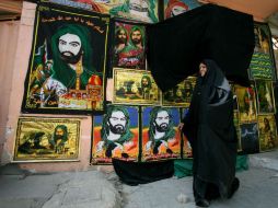 Durante la festividad se honra al imán Husein, cuya imagen aparece en posters. AFP /  H. Hamdani