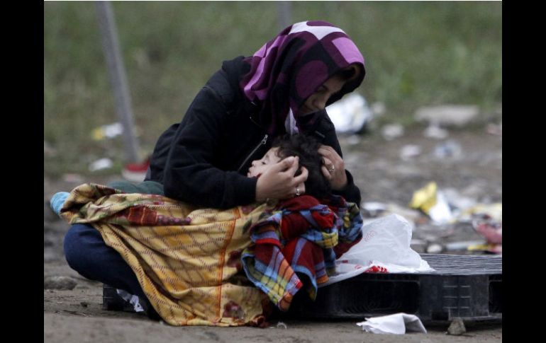 Los migrantes llevan niños consigo; un bebé murió durante una operación de rescate en la isla de Lesbos. AP / B. Grdanoski