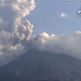 Volcán El Colima lanza fumarola de dos kilómetros