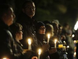 Los participantes portaban velas y mecheros prendidos para formar una cadena luminosa que atravesara la capital alemana. AP / M. Schreiber
