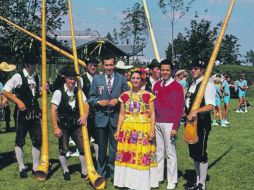 De paseo. Victor Manuel Amaral y Rafael Zamarripa, junto a un grupo de cantantes y un grupo de pastores alemanes. ESPECIAL / Decanos Folkrlórico de La UdeG