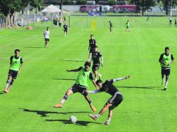 Las Chivas reciben hoy al Puebla en un partido del torneo Apertura 2015 que resultará clave para el tema del descenso. MEXSPORT /