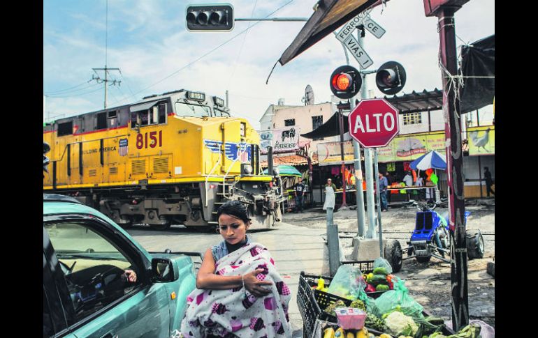 Los vecinos de la Colonia Las Juntas conviven a diario con los riesgos que implica el paso del tren. EL INFORMADOR / R. Tamayo