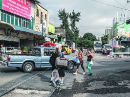 El paso del tren por la zona arriesga no sólo a los automovilistas, sino a los peatones. EL INFORMADOR / R. Tamayo