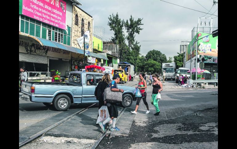 El paso del tren por la zona arriesga no sólo a los automovilistas, sino a los peatones. EL INFORMADOR / R. Tamayo