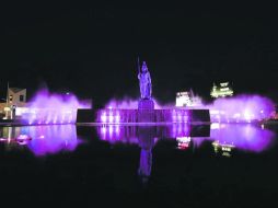 La Fuente Minerva fue iluminada de color rosa como símbolo del combate contra el cáncer de mama en la Entidad. EL INFORMADOR / E. Barrera
