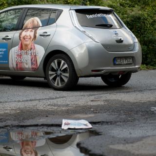 Hombre que apuñaló a Reker tiene nexos con extrema derecha
