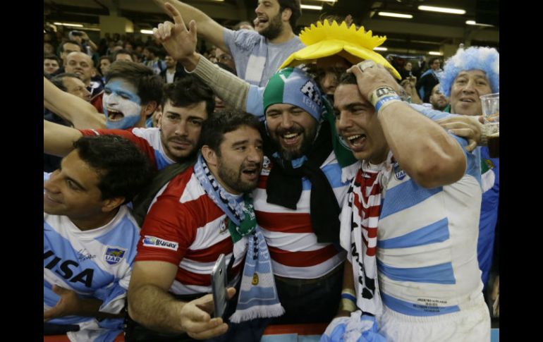 Facundo Isa celebró con la afición este gran logro. AP / T. Ireland