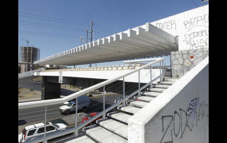 La falta de mantenimiento tenía el puente en deterioro, cuando aún estaba en pie. EL INFORMADOR / ARCHIVO