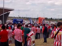 Desde muy temprano y como es costumbre ya cuando juega Chivas como local, la afición llegó a la explanada. EL INFORMADOR / J. Robles