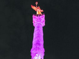 Monumentos de todo el país se pintan de rosa durante el mes de octubre; en la foto, el Ángel de la Independencia. ESPECIAL /