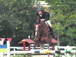 Juan Pablo Gaspar, montando a “Puertas So What”, realiza su recorrido durante la prueba estelar a 1.50 metros. EL INFORMADOR / F. Atilano