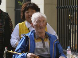 Suh Byung-kon, de 82 años, se prepara para ver a su hermano mayor. EFE / CORTESÍA DE YONHAPNEWS