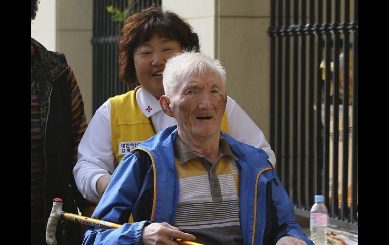 Suh Byung-kon, de 82 años, se prepara para ver a su hermano mayor. EFE / CORTESÍA DE YONHAPNEWS