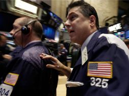 Los indicadores financieros registran bajas a lo largo de la jornada. AP / ARCHIVO