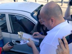 El alcalde tapatío realiza el primer apercibimiento a un automóvil estacionado en un lugar prohibido. TWITTER / @GuadalajaraGob