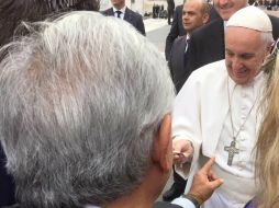 El tabasqueño, en el Vaticano, entregó una carta y una medalla de Fray Bartolomé de las Casas al Papa. FACEBOOK / Andres Manuel Lopez Obrador