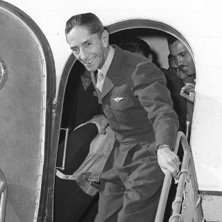 Aparece estatua de Agustín Lara