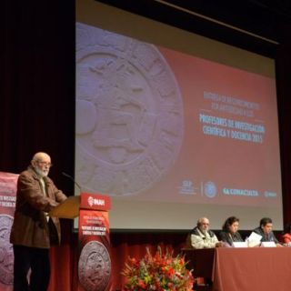 El INAH distingue a Matos por sus 55 años de servicio