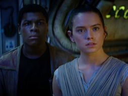 John Boyega (i) y Daisy Ridley (d) serán los nuevos protagonistas de la película. YOUTUBE / Star Wars
