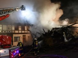 Bomberos tratan de sofocar las llamas en la Gudensberg, donde ocurrió uno de los incendios. EFE / U. Zucchi