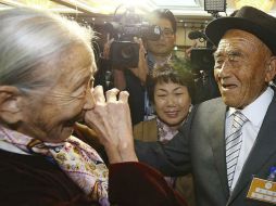 Lee Soon-kyu se reencuentra con su marido Oh In-se tras décadas de permanecer separados. EFE / YONHAP