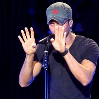 Enrique Iglesias pierde sensibilidad en articulación accidentada