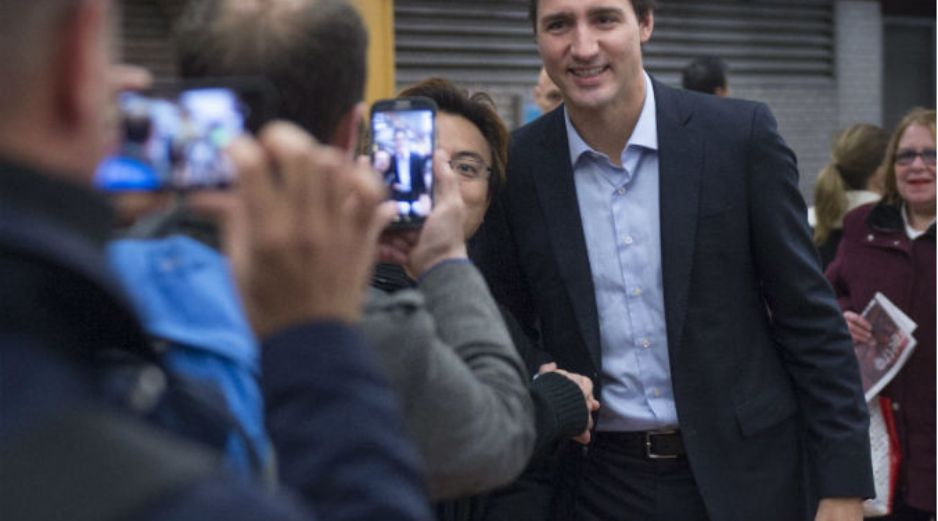 Trudeau proyecta una imagen informal, que identifica a la población. AP / P. Chiasson