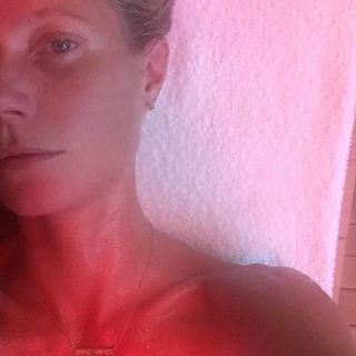 Gwyneth Paltrow explica desnuda cómo curar la gripe