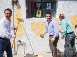 Sandoval Díaz realizó pintas simbólicas en algunas de las casas de Tonalá. TWITTER / @AristotelesSD