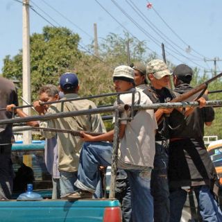 Consignan a cinco autodefensas en Michoacán