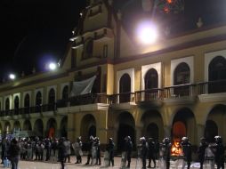 Una turba de personas los sacó de la presidencia de Ajalpa y los linchó, dejando daños en el inmueble. EFE /