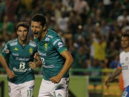Los goles de la victoria fueron obra de Carlos Peña, al minuto 22, y del argentino Guillermo Burdisso. MEXSPORT / A. García
