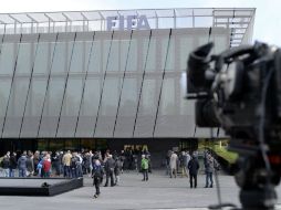 La FIFA ya tiene suspendidos a Platini y a Blatter por corrupción. AP / ARCHIVO