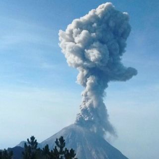 Volcán El Colima emite fumarola de 1.6 kilómetros con ceniza