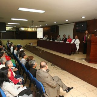 Decenas de mujeres escuchan plática para prevenir osteoporosis