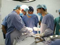 En esta técnica el paciente es sometido a dos cirugías astroscópicas, la primera para tomar la biopsia y la segunda para implantarla. EL INFORMADOR / ARCHIVO