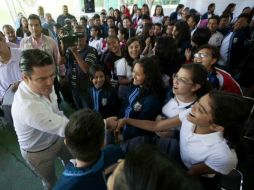 Aristóteles visitó la Escuela Secundaria Mixta No.8 para realizar la entrega del dinero. TWITTER / @AristotelesSD